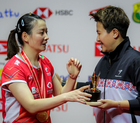 FOTO: Saat Juara Indonesia Masters 2024 Asal China Bertemu Sang Idola Liliyana Natsir, Huang Ya Qiong Mengakui Kekagumannya Tetap Abadi