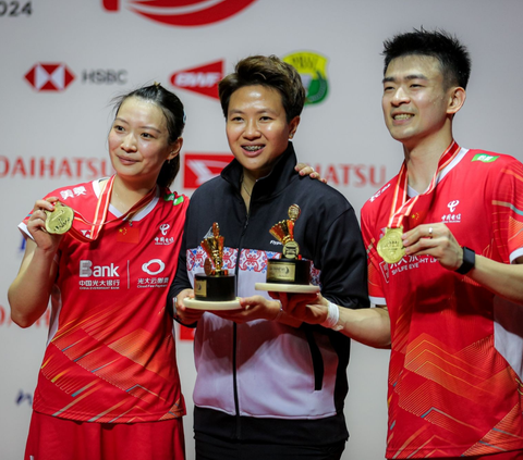 Pada kesempatan tersebut, mereka pun berfoto bersama di podium dengan medali dan trofi juara Indonesia Masters 2024 usai mengalahkan pasangan ganda campuran Jepang, Hiroki Midorikawa/Natsu Saito.<br>(Foto Bola.com / Bagaskara Lazuardi)<br>