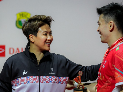 FOTO: Saat Juara Indonesia Masters 2024 Asal China Bertemu Sang Idola Liliyana Natsir, Huang Ya Qiong Mengakui Kekagumannya Tetap Abadi