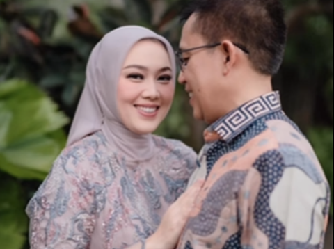 Potret Mesra Anne Ratna Mantan Istri Dedi Mulyadi Bareng Suami Baru Tersenyum Manis, Bikin Baper Netizen