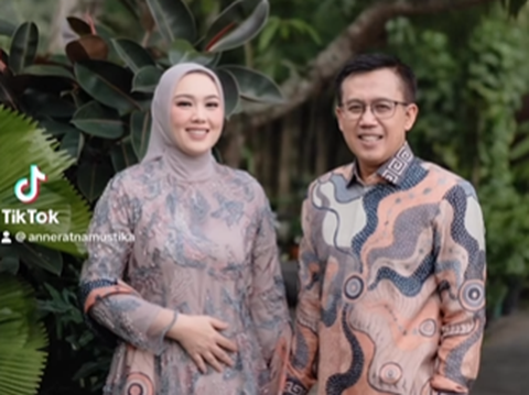 Potret Mesra Anne Ratna Mantan Istri Dedi Mulyadi Bareng Suami Baru Tersenyum Manis, Bikin Baper Netizen