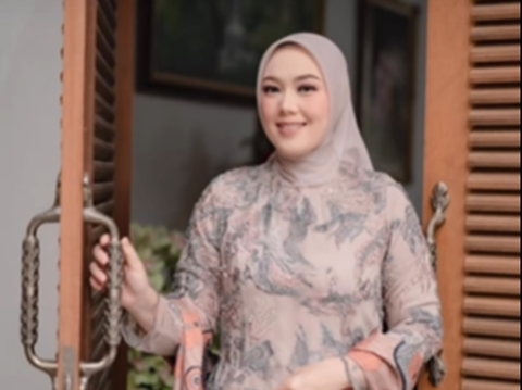 Potret Mesra Anne Ratna Mantan Istri Dedi Mulyadi Bareng Suami Baru Tersenyum Manis, Bikin Baper Netizen