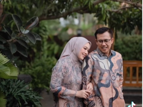 Potret Mesra Anne Ratna Mantan Istri Dedi Mulyadi Bareng Suami Baru Tersenyum Manis, Bikin Baper Netizen
