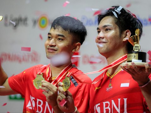 FOTO: Keharuan Daniel Martin Jadi Juara Indonesia Masters 2024 Bersama Leo Carnando Usai Tekuk Pasangan Denmark