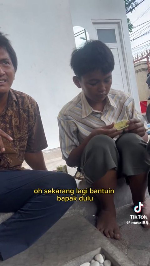 Bukan tidak sekolah, anak laki-laki ini mengaku jika hari ini masuk siang. Dan selagi masih ada waktu, ia memilih untuk membantu bapaknya terlebih dulu.