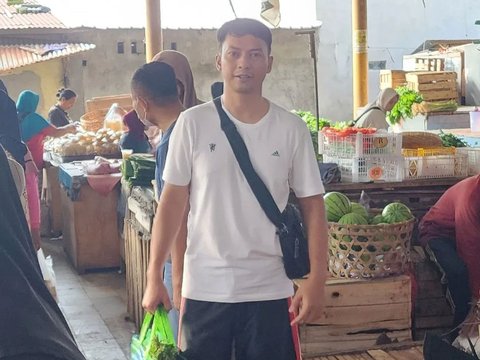 Pakai Kolor & Kaos Oblong, Potret Santai Kompol Priyo Belanja ke Pasar Tradisional, Tas Belanjanya Bikin Salfok