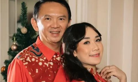 Romantis Ahok Rangkul Mesra Istri Sambil Nikmati Indahnya Pemandangan di Sumba