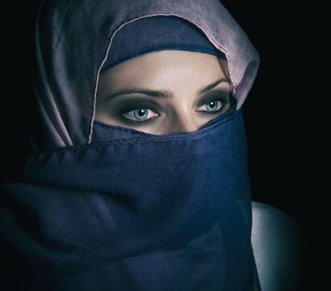 4 Prayers When Looking in the Mirror Arabic Writing, Latin, and Their Meanings, Complete Etiquette for Using Makeup in Islam