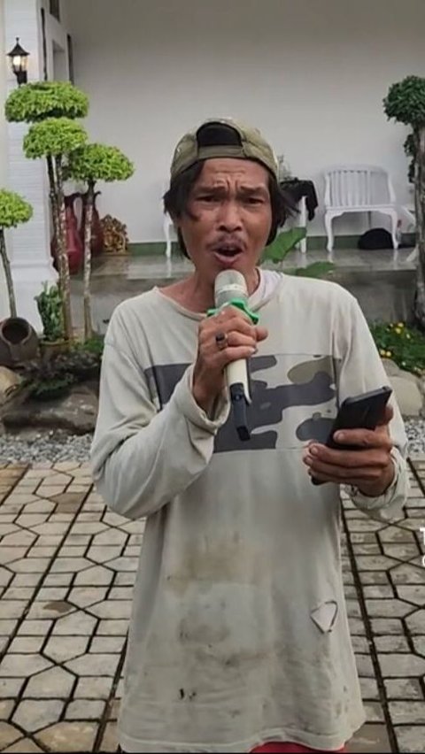 Viral Tukang Bangunan Izin Karaoke Satu Lagu saat Kerja di Rumah Orang, Aksinya Curi Perhatian<br>