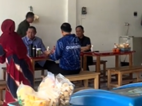 Momen Sosok Jenderal TNI Peraih Adhi Makayasa Makan Mi Instan jadi Sorotan, Netizen 'Kok Sedih Lihatnya'