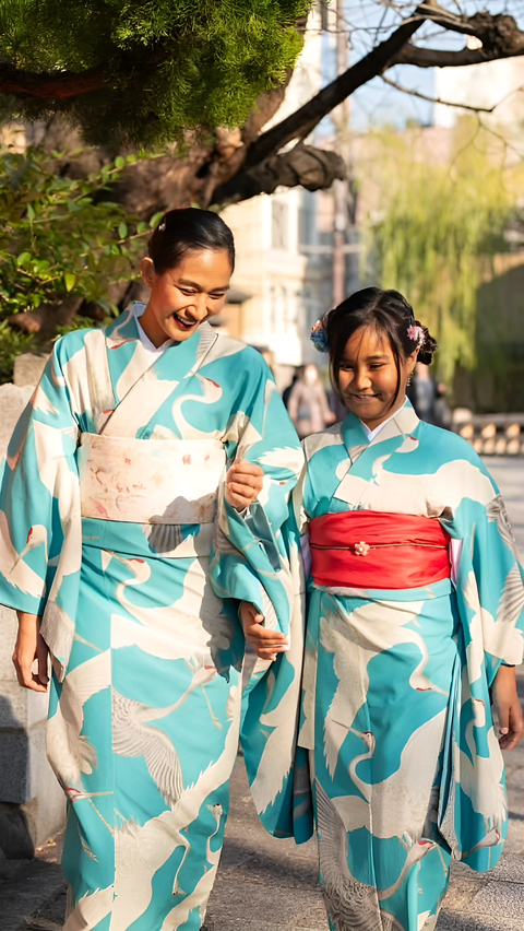 Super Cute, Happy Salma dan Putrinya Pakai Kimono Kembar Saat JJS di Jepang