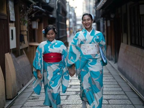 Super Cute, Portraits of Happy Salma and Her Daughter Cosplaying as Japanese Women