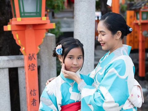 Super Cute, Portraits of Happy Salma and Her Daughter Cosplaying as Japanese Women