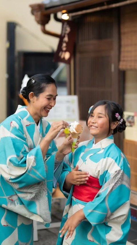 Super Cute, Happy Salma and Her Daughter's Cosplay as Japanese Women