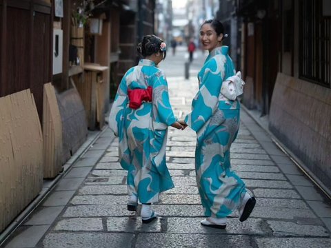 Super Cute, Portraits of Happy Salma and Her Daughter Cosplaying as Japanese Women