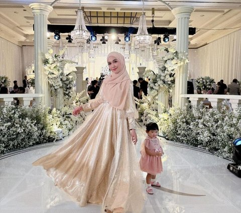 10 Styles of Celebrities Attending Weddings with Their Children, Nikita Willy & Issa's Vibes Like a Queen and Prince
