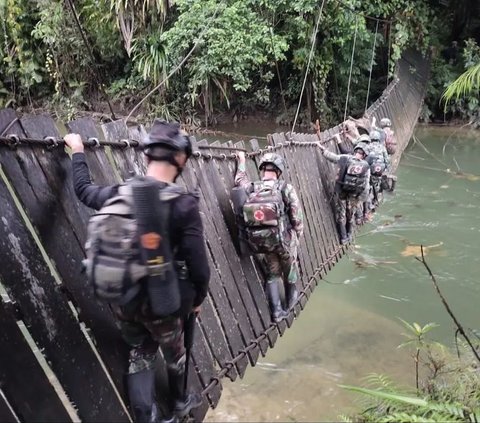 Melansir dari Instagram @puspentni, Senin (29/1) dokumentasi dari prajurit saat mengamankan markas KKB memperlihatkan perjuangan keras selama berada di pedalaman hutan.