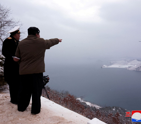 FOTO: Momen Kim Jong-un Tembakan Rudal Jelajah dari Dalam Laut