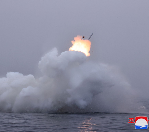 FOTO: Momen Kim Jong-un Tembakan Rudal Jelajah dari Dalam Laut