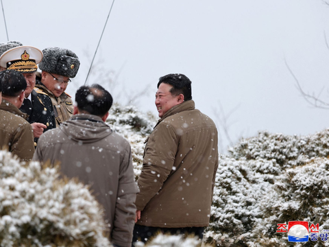 FOTO: Momen Kim Jong-un Tembakan Rudal Jelajah dari Dalam Laut