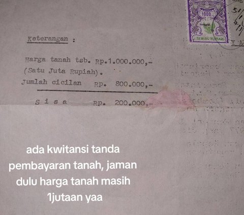 Ada juga kwitansi pembelian tanah dengan materai lawas Rp 1000. Pada saat itu, harga tanah baru mencapai angka satu jutaan. Meski kini tampak kecil, jumlah ini di masa lalu adalah jumlah yang banyak.