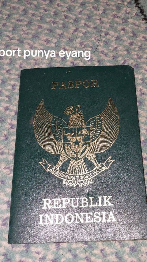 Ada juga pasport milik mendiang eyangnya. Di dalamnya, terdapat bukti terakhir kali eyangnya pergi ke luar negeri.