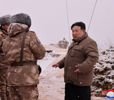 FOTO: Momen Kim Jong-un Tembakan Rudal Jelajah dari Dalam Laut