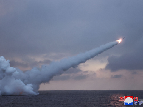 FOTO: Momen Kim Jong-un Tembakan Rudal Jelajah dari Dalam Laut