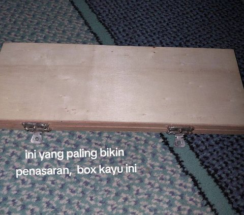 Dan yang terakhir dan yang paling membuatnya penasaran adalah box kayu persegi panjang. Setelah dibuka, ternyata box ini berisi tiga buah jam tangan. Salah satunya bahkan masih menyala dan berfungsi dengan baik.