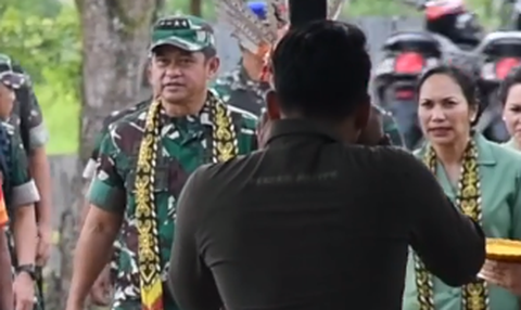 Gemuruh Semangat Para Prajurit TNI Sambut Kedatangan Kasad, Sang Jenderal Sampai Digendong