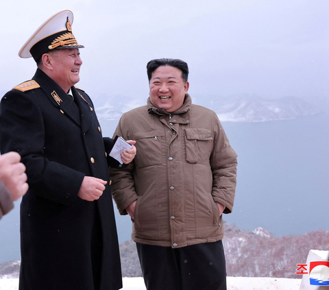 FOTO: Momen Kim Jong-un Tembakan Rudal Jelajah dari Dalam Laut