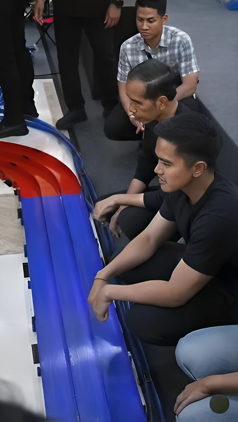 Portrait of Jokowi Watching Tamiya Racing at Mal Bareng Kaesang and Erina.