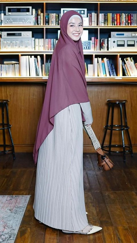 Portrait of Slay Natasha Rizky with Pleated Dress, So Exciting!
