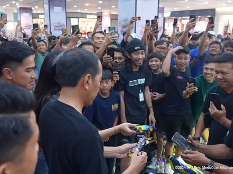 Portrait of Jokowi Watching Tamiya Racing with Kaesang and Erina at Mal Bareng Kaesang and Erina