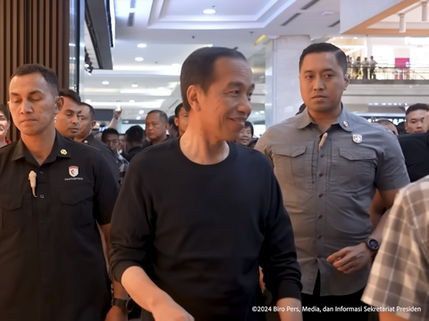 Portrait of Jokowi Watching Tamiya Racing with Kaesang and Erina at Mal Bareng Kaesang and Erina