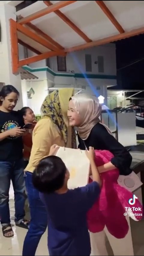 Viral Kisah Wanita Dapat Kejutan Ulang Tahun dari Keluarga Pacarnya, Bikin Iri Warganet