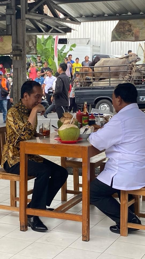 <br>Bawa Rombongan Artis, Jokowi dan Prabowo Makan Bakso Pinggir Jalan di Magelang