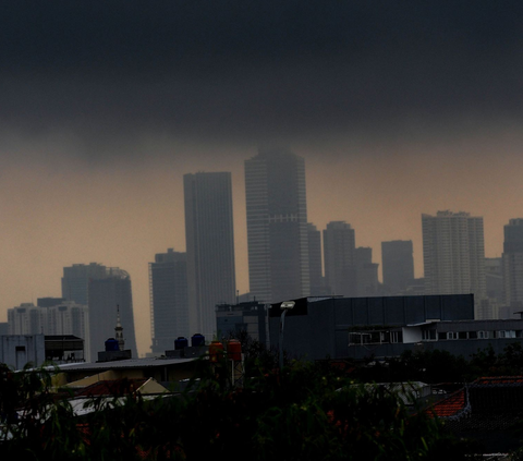 Suasana langit Jakarta yang saat ini diselimuti awan mendung pada Senin (29/1/2024). Hujan yang mengguyur Jakarta sejak dini hari membuat aktivitas lalu lintas di jalan tol dalam kota Gatot Subroto ramai lancar. (Foto merdeka.com / Imam Buhori)