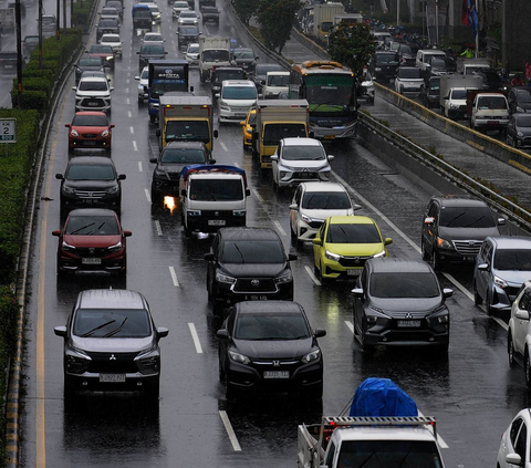 FOTO: Penampakan Awan Hitam Selimuti Langit Jakarta, Awal Februari 2024 Diprediksi Terjadi Hujan Ekstrem