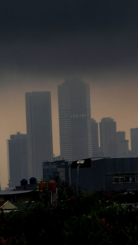 FOTO: Penampakan Awan Hitam Selimuti Langit Jakarta, Awal Februari 2024 Diprediksi Terjadi Hujan Ekstrem<br>