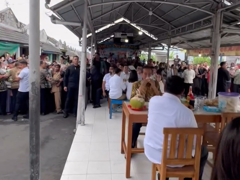 10 Potret Raffi Ahmad dan Rekan Seleb Ditraktir Makan Bakso oleh Presiden Jokowi: Kapan Lagi Makan Bakso Ditraktir Pak Presiden