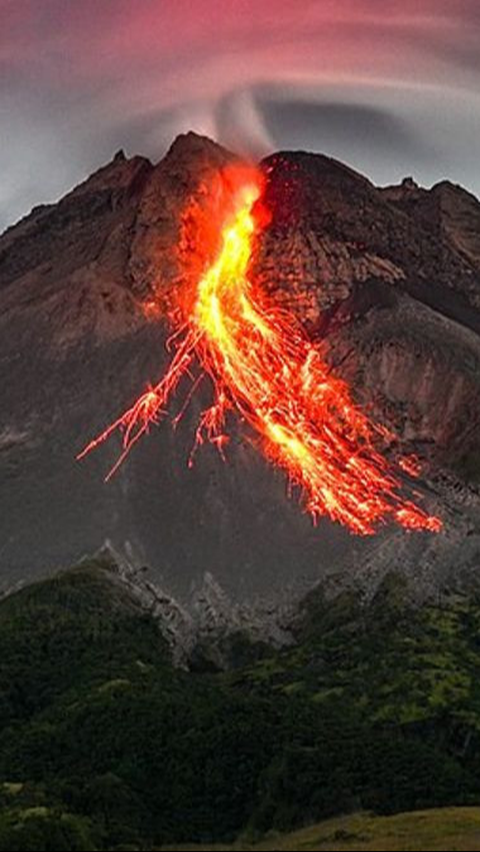Gunung Merapi Dua Kali Luncurkan Awan Panas Guguran Siang Ini