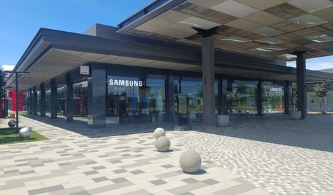 Samsung Multi-Experience Store by NASA
