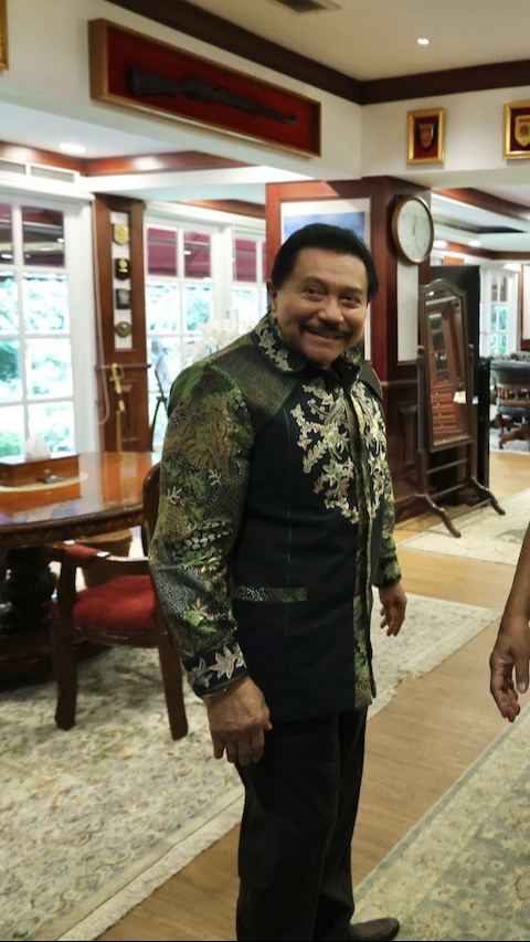 Momen Hendropriyono Genggam Erat Jenderal Sepuh TNI Try Sutrisno di Akmil