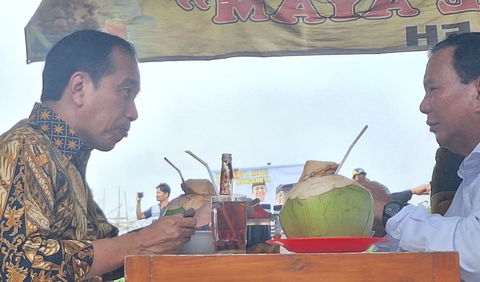 Jokowi dan Prabowo menyantap semangkok bakso dan kelapa.<br>
