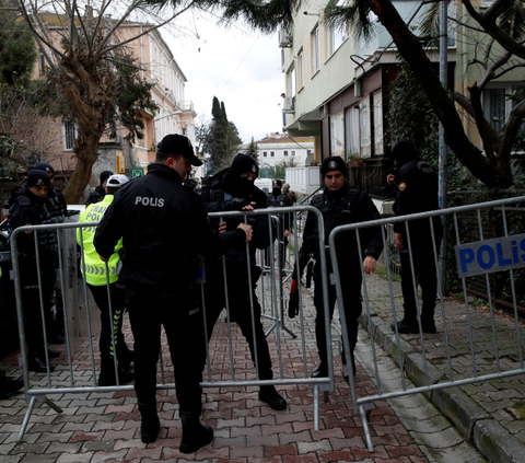 Dua orang bertopeng dan bersenjata api melakukan serangan teror penembakan di Gereja Santa Maria di Istanbul, Turki. <br>(Foto REUTERS / Dilara Senkaya)