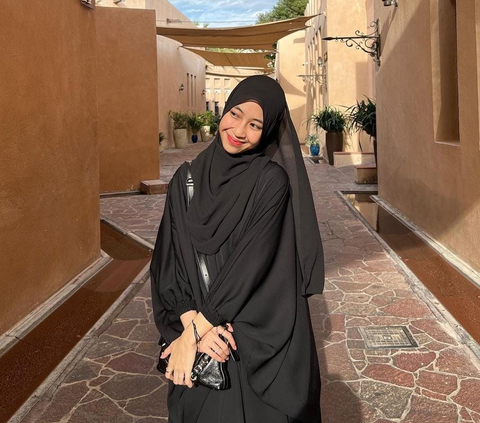 Bergamis Hitam, Cantiknya Adiba Khanza Pose di Qatar, Sang Suami Langsung Love