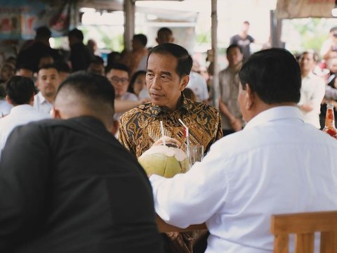 Bringing a Group of Artists, Here’s a Picture of Jokowi Eating Meatballs with Prabowo