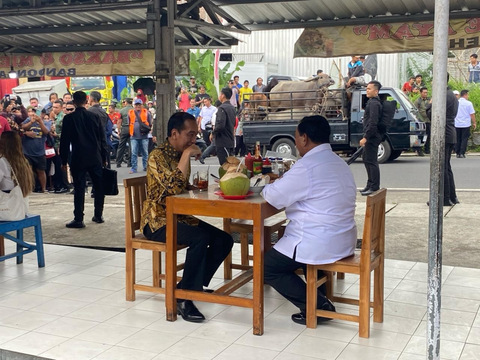 Bringing a Group of Artists, Here’s a Picture of Jokowi Eating Meatballs with Prabowo