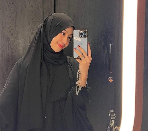 Bergamis Hitam, Cantiknya Adiba Khanza Pose di Qatar, Sang Suami Langsung Love
